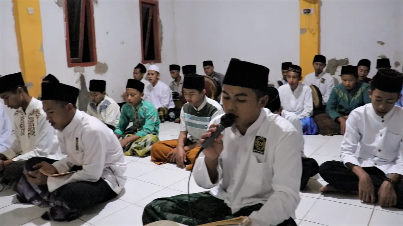 Bertandang Ke Kampung Santri Ciharashas