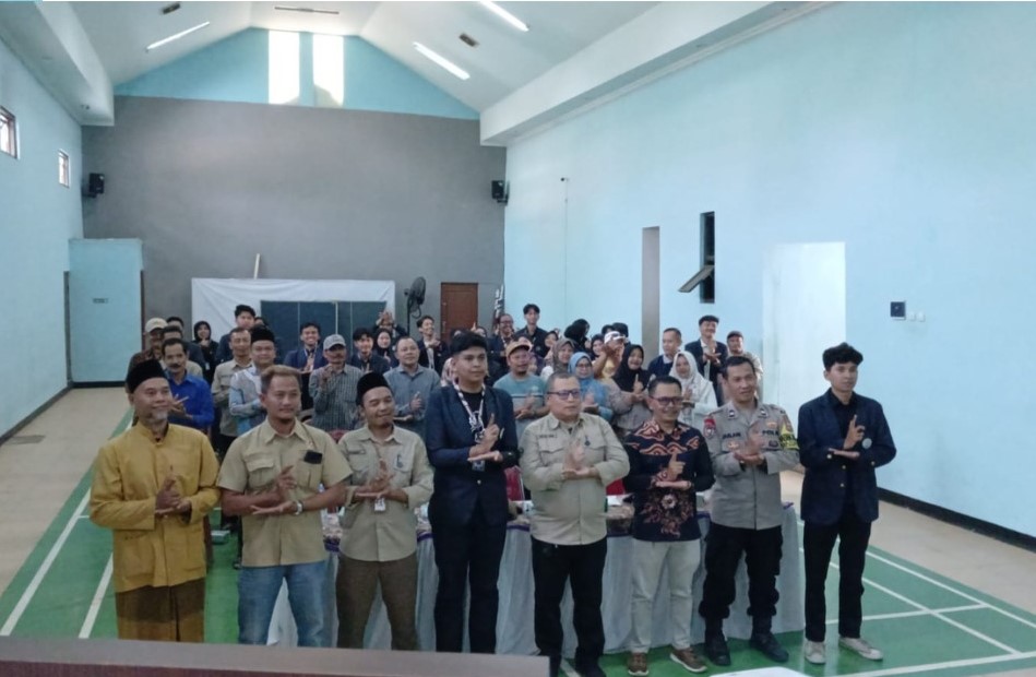 Mahasiswa Universitas Islam Negeri (UIN) Sunan Gunung Djati Bandung Kuliah Kerja Nyata (KKN)  di Desa Ciharashas.